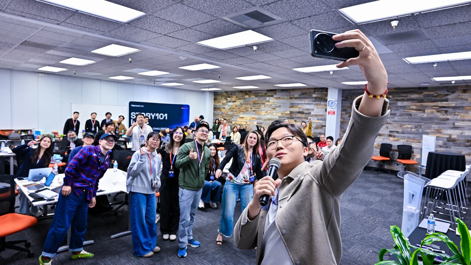 The host takes a picture with everyone in the room at STORY101 LAB